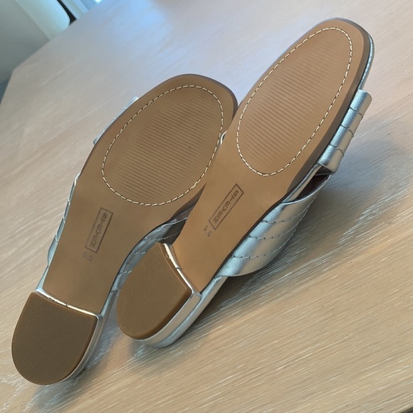 Steven by Steve Madden silver Farley Leathet Sliders NIB Size 5.5 tiny heel - Picture 7 of 9